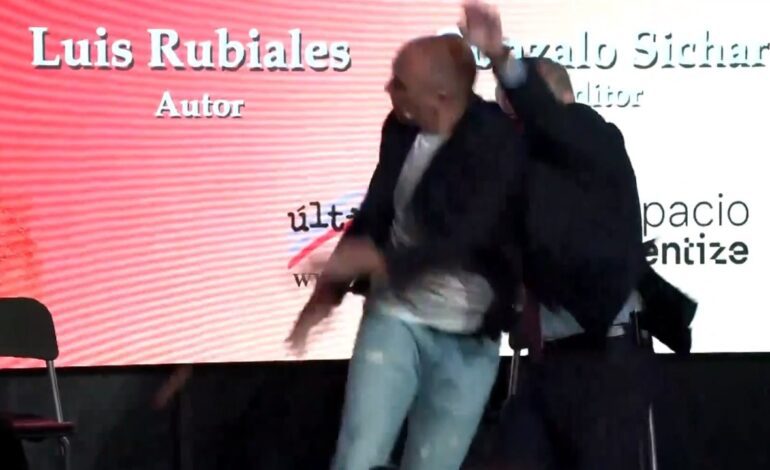 Rubiales, agredido a huevazos en la presentación de su libro