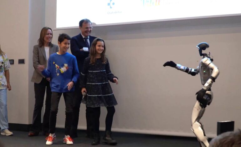 SAAKI, el robot humanoide que acompaña a los niños ingresados en un hospital de Vitoria