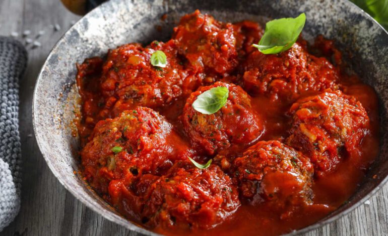 La mejor salsa de tomate se prepara con buen sofrito de cebolletas, ajo, pimiento verde, aceite de oliva y un chorrito de este ingrediente