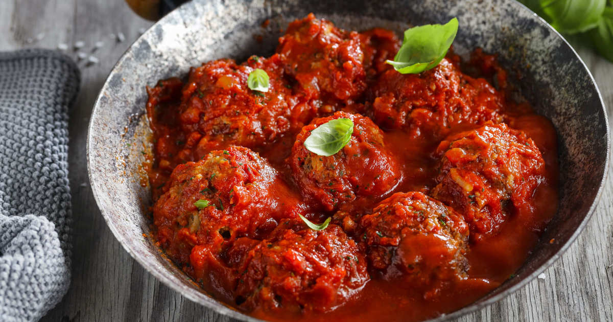 La mejor salsa de tomate se prepara con buen sofrito de cebolletas, ajo, pimiento verde, aceite de oliva y un chorrito de este ingrediente