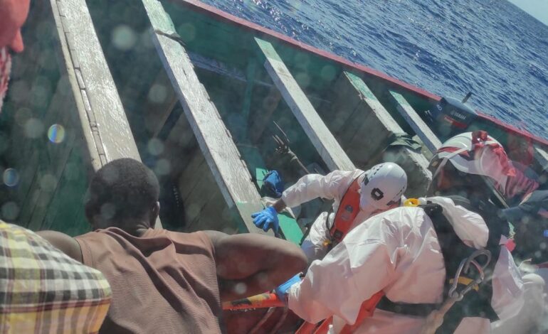 Salvamento Marítimo rescata a dos cayucos con 355 personas en sur de El Hierro