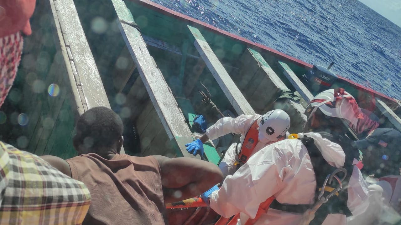 Salvamento Marítimo rescata a dos cayucos con 355 personas en sur de El Hierro