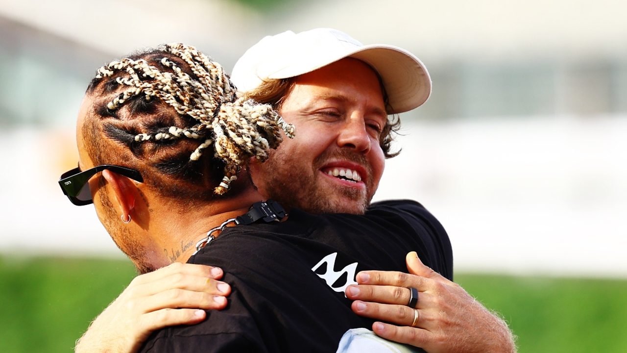 El consejo de Vettel que Lewis Hamilton no escuchó y ahora lo paga en Ferrari