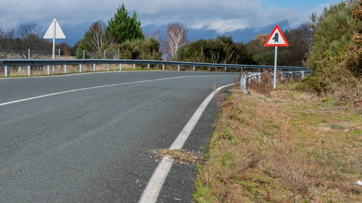 P-1e, la nueva señal que avisa de un peligro difícil de calcular: los coches van a 90 km/h y se topan con uno que aparece de la nada