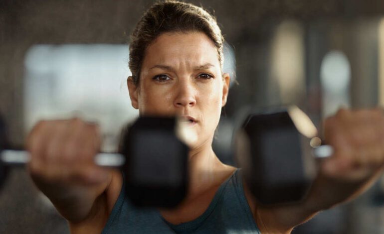 Para entrenar bien fuerza tienes que seleccionar ejercicios que trabajen cada grupo muscular y hacer de 12 a 20 series semanales de esos ejercicios