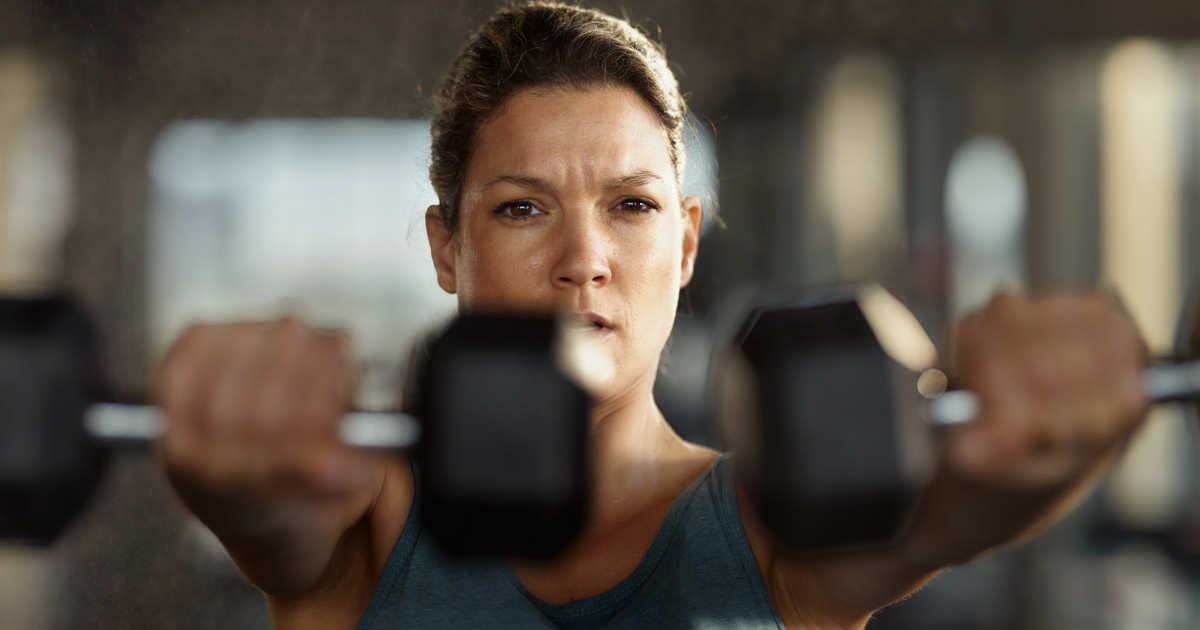 Para entrenar bien fuerza tienes que seleccionar ejercicios que trabajen cada grupo muscular y hacer de 12 a 20 series semanales de esos ejercicios