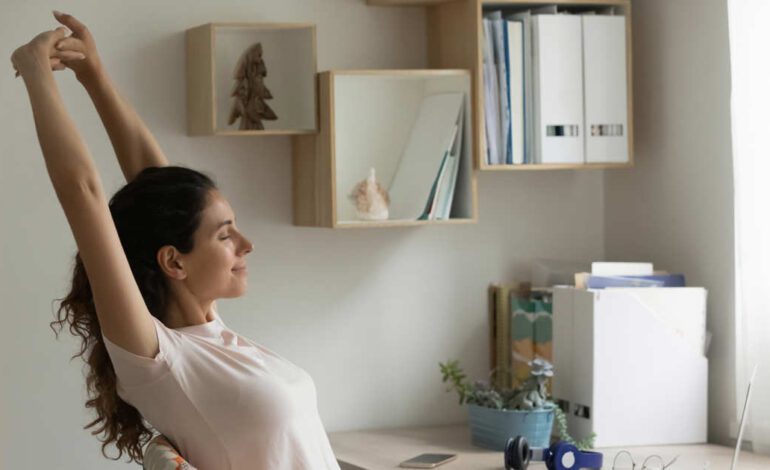 Hacer cada dos horas 10 sentadillas o 5 flexiones en la mesa es más efectivo que salir a caminar una hora