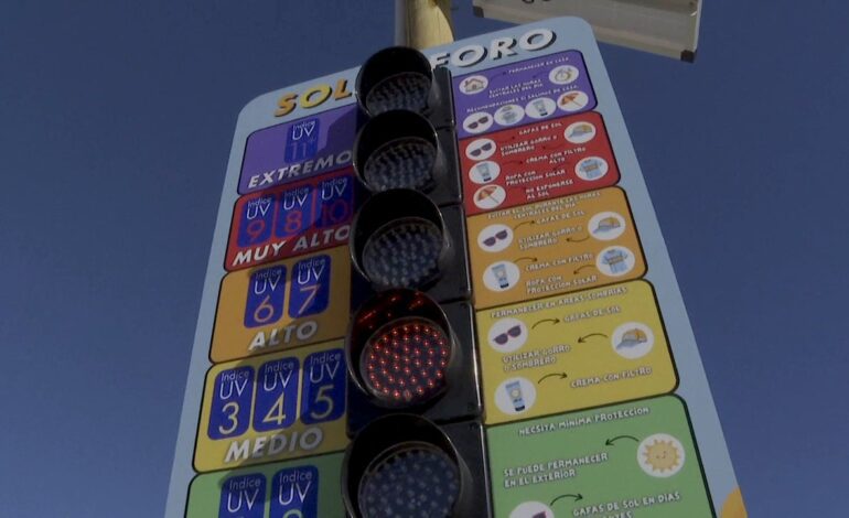 Benalmádena estrena 20 ‘solmáforos’ para alertar del riesgo solar en sus playas