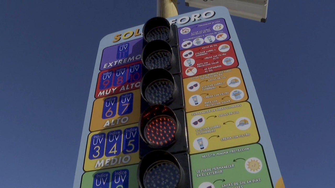 Benalmádena estrena 20 ‘solmáforos’ para alertar del riesgo solar en sus playas