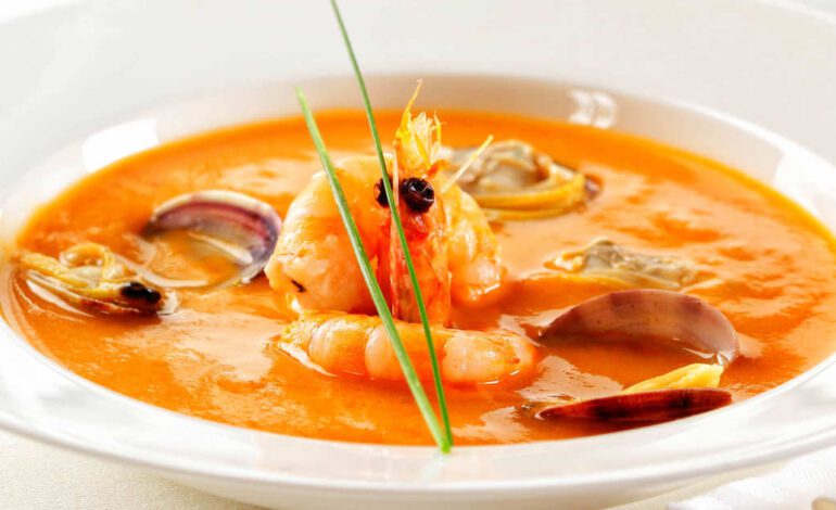 Para hacer una suculenta sopa de pescado que se la coman hasta los niños hay que hacerla así y ligarla con pan o arroz