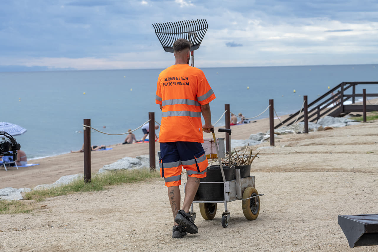 Enric trabaja en la limpieza del paseo marítimo de Pineda de Mar gracias al programa Reincorpora de la Fundación ”la Caixa”. © Fundación ”la Caixa”