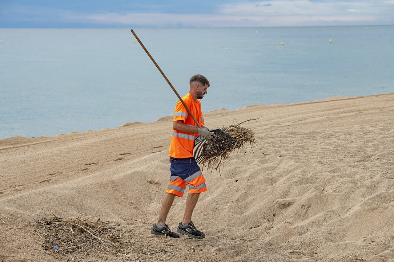 Enric trabaja en la limpieza del paseo marítimo de Pineda de Mar gracias al programa Reincorpora de la Fundación ”la Caixa”. © Fundación ”la Caixa”
