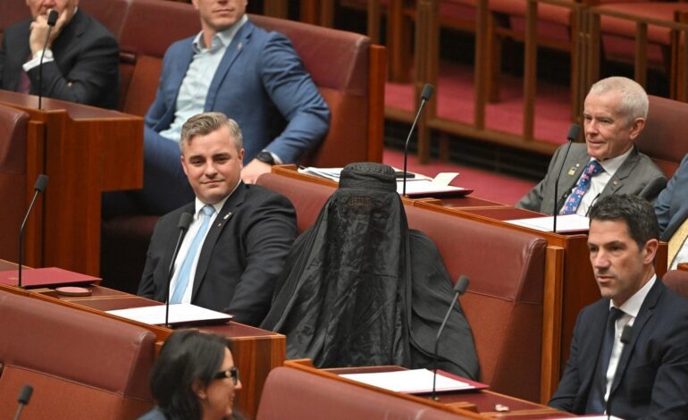 Suspenden a una senadora de la derecha australiana por entrar al Senado con un burka