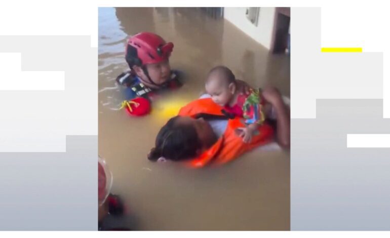 El ‘sobrecogedor’ momento de una madre mientras carga a su bebé flotando en las inundaciones