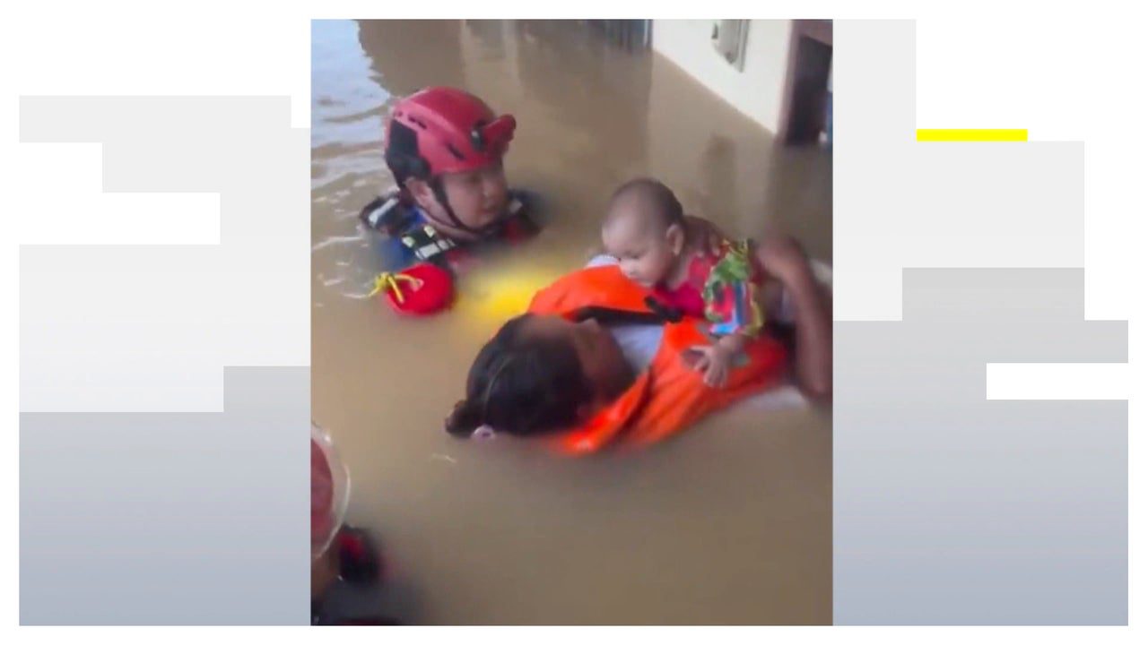 El ‘sobrecogedor’ momento de una madre mientras carga a su bebé flotando en las inundaciones
