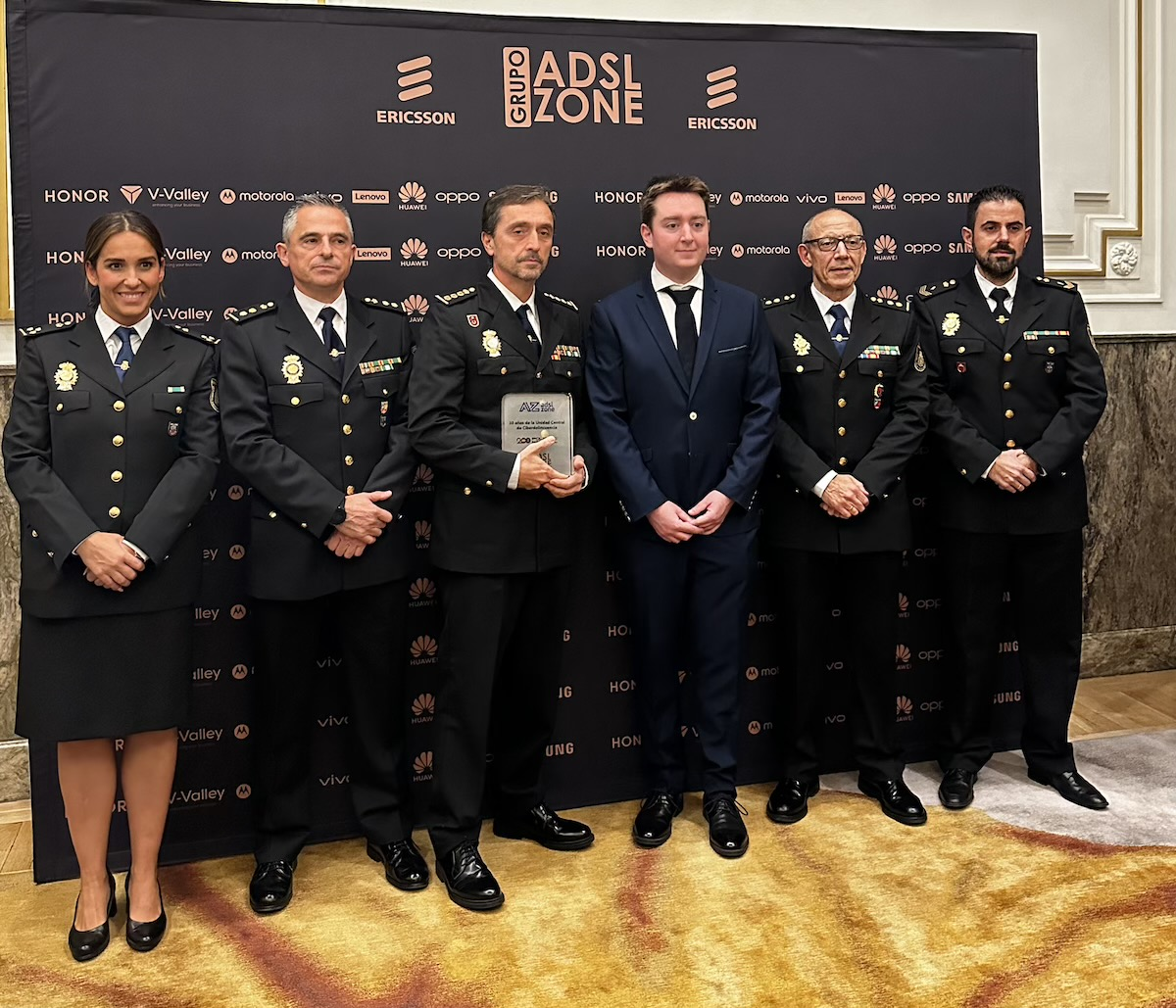 Policías nacionales reciben premios