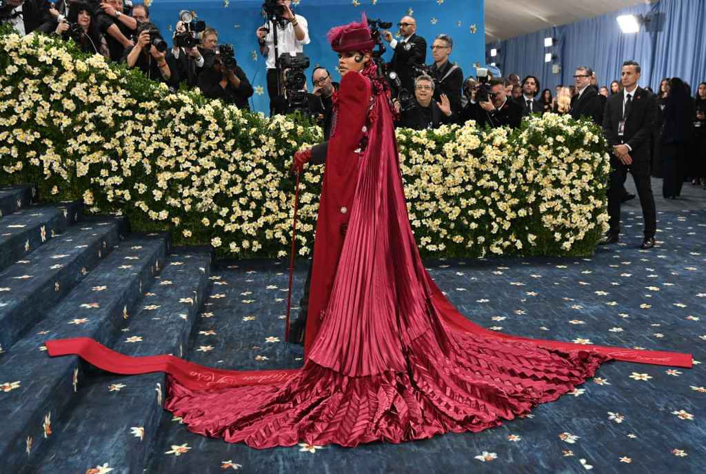 Deleita tus ojos con las escaleras de la Met Gala 2025, protagonizada por Teyana Taylor 