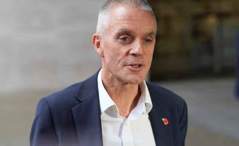 El exdirector de la BBC Tim Davie llama a «luchar» por su periodismo tras su dimisión y el ultimátum de Trump