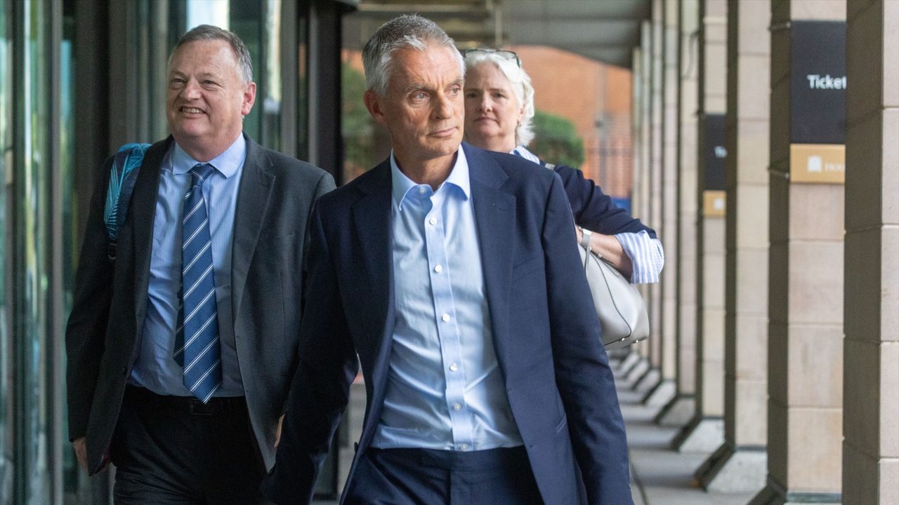 Dimite el director general de la BBC, Tim Davie, tras un polémico documental sobre Trump