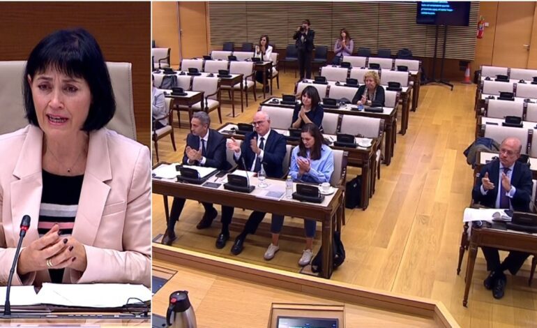 Toñi, que perdió a su familia en la DANA, da un tirón de orejas a PP y Vox y consigue que aplaudan a las víctimas: "Por la justicia y la verdad"