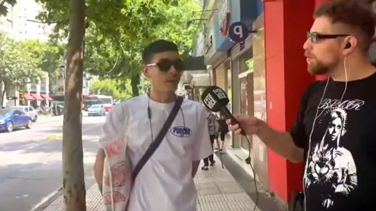 La lección de un joven votante de Milei al reportero que intentaba ridiculizarle