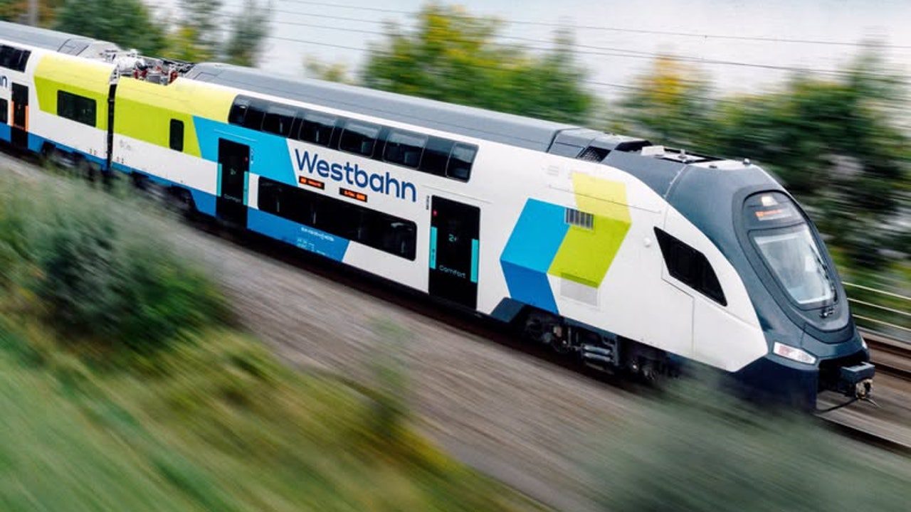 Los trenes chinos por los que se interesa Puente, una amenaza para fabricantes como CAF o Talgo que ya se ha colado en Europa por Austria