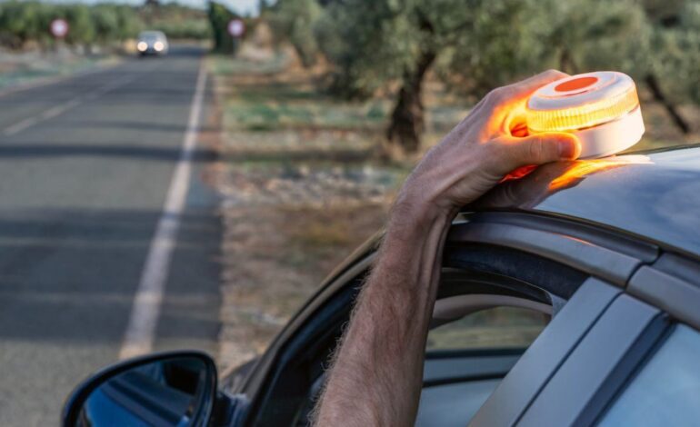La DGT recuerda el uso obligatorio de las balizas V-16 en enero y desmiente 11 bulos sobre las luces conectadas