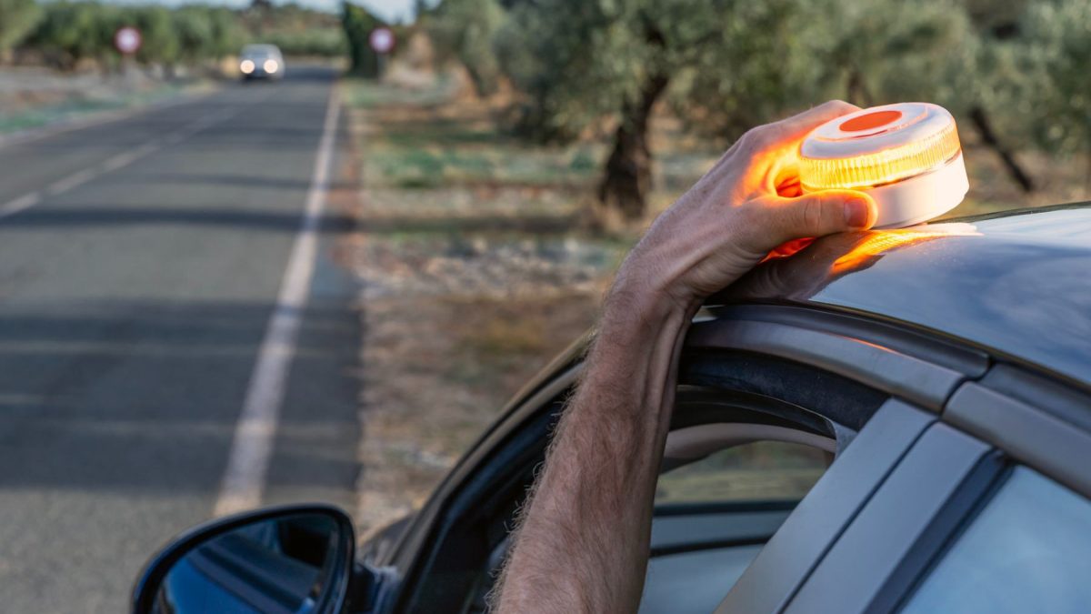 La DGT recuerda el uso obligatorio de las balizas V-16 en enero y desmiente 11 bulos sobre las luces conectadas