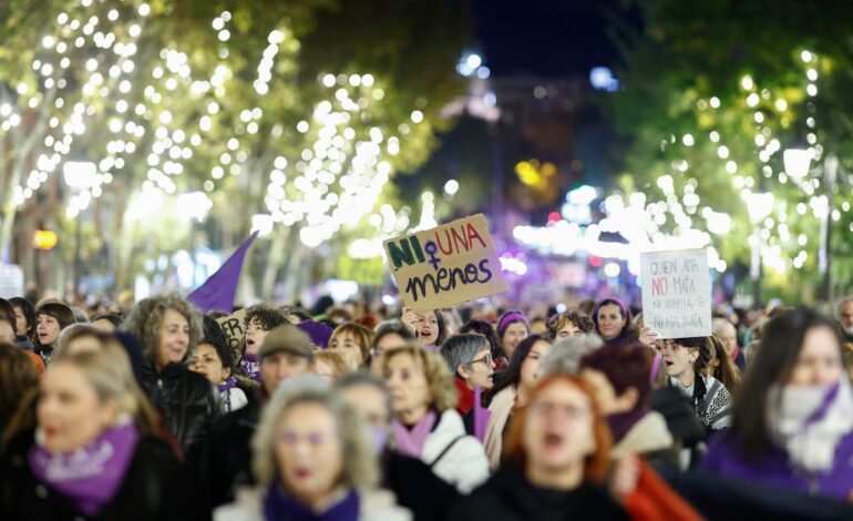 España tiñe sus calles de morado contra la violencia machista por el 25N