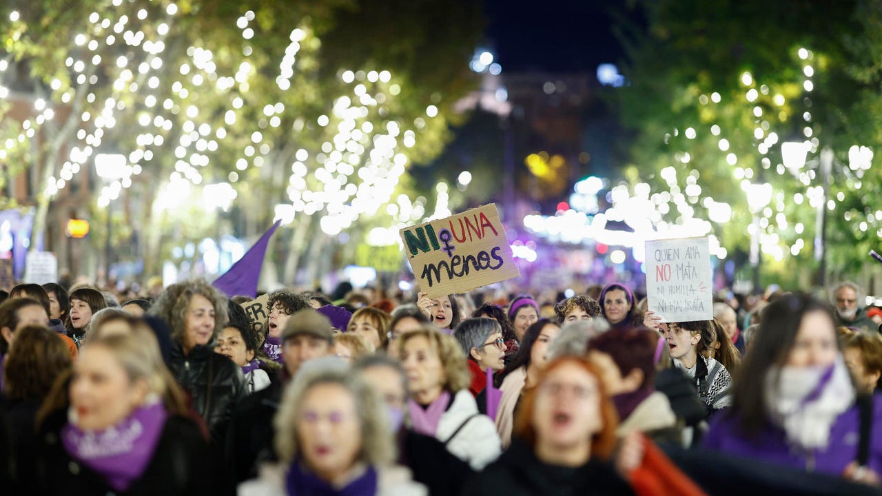 España tiñe sus calles de morado contra la violencia machista por el 25N