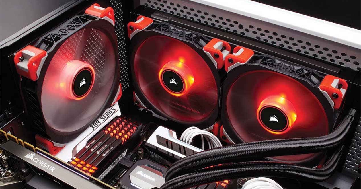Un conjunto de tres ventiladores de caja de PC Corsair, que son componentes críticos del sistema de refrigeración y su voltaje no debe modificarse