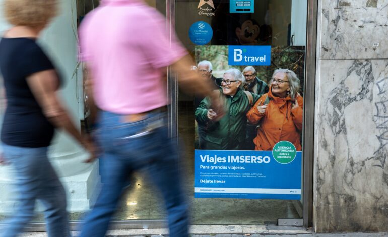 Cuánto dinero gana un agente de viajes en España en 2025: salario base y complementos