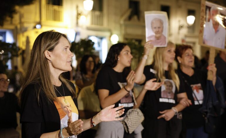 se concentran frente al Palau al grito de ‘Mazón dimisión’