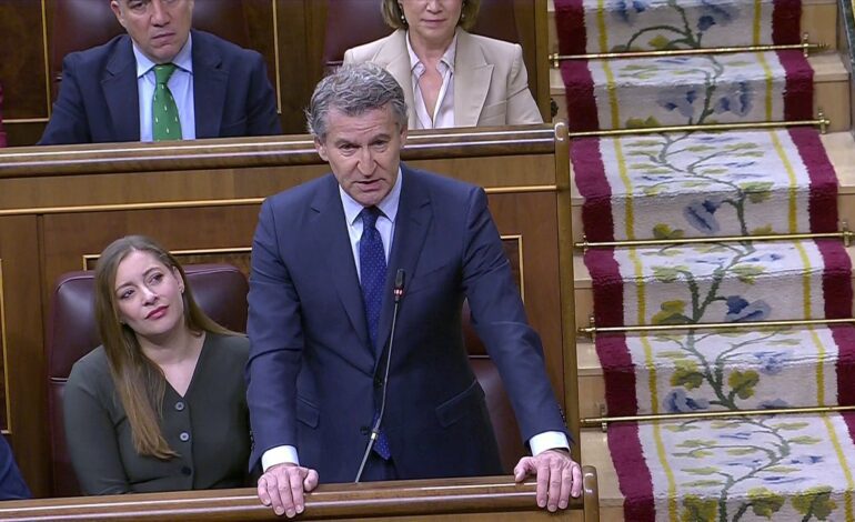 Feijóo se traba al decir el título del documental de Sánchez y se acaba el tiempo antes de corregirlo: «Anatomía de un farsante»