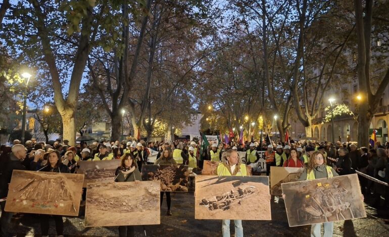 Enfrentamientos en Pamplona entre radicales de la izquierda y la policía para exigir el derribo del monumento a los caídos
