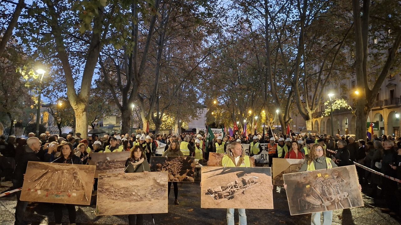 Enfrentamientos en Pamplona entre radicales de la izquierda y la policía para exigir el derribo del monumento a los caídos