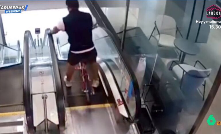El vídeo del hombre que intenta bajar unas escaleras mecánicas subido en su bici… y esto es lo que le pasa