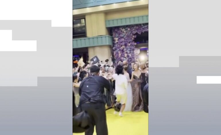 El vídeo del «troll más odiado del mundo» abalanzándose sobre Ariana Grande en la premiere de ‘Wicked: For Good’