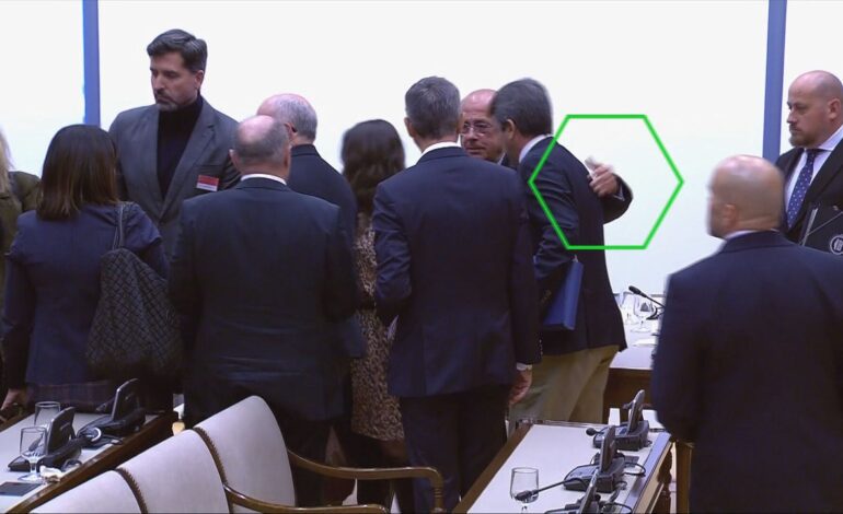Vox se suma al PP y le hace la cama a Mazón en el Congreso en forma de palmadita en la espalda de su diputado Gil Lázaro