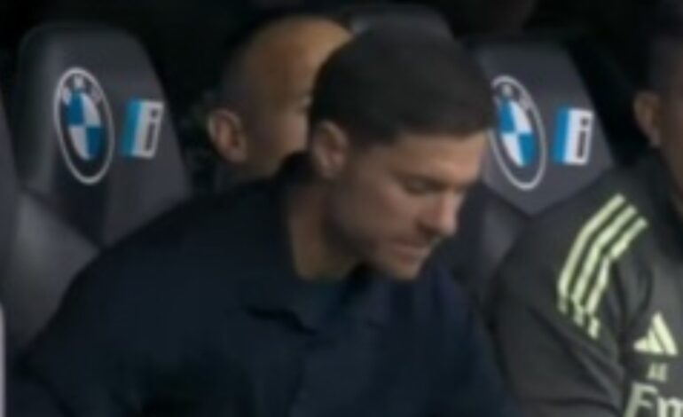 La reacción de Xabi Alonso al penalti fallado de Vinícius Jr ante el Valencia