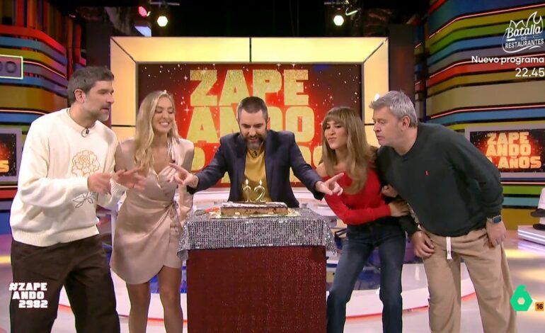 Los zapeadores celebran los 12 años de emisión entre bromas y deseos de lo más extraños: «¡Que viejos somos!»