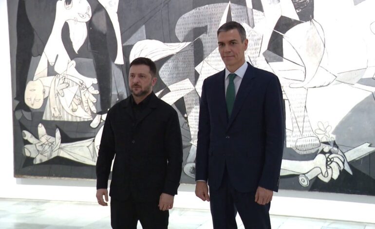 Zelenski ante el ‘Guernika’ de Picasso tras firmar acuerdos de ayuda con España por valor de más de 800 millones de euros
