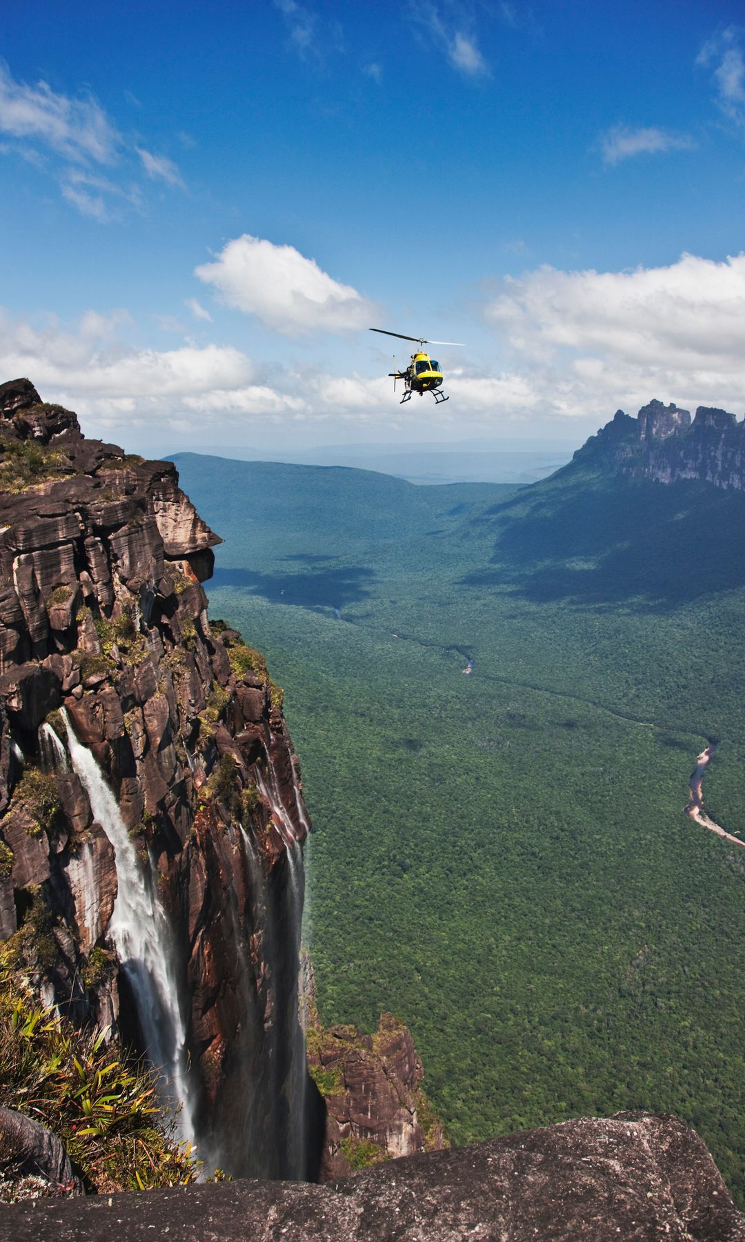 Helicóptero sobrevolando el Salto Ángel, Parque Nacional Canaima, Venezuela