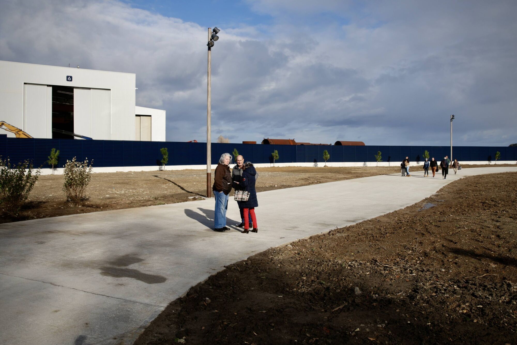 GIJÓN. La alcaldesa, Carmen Moriyón, y el concejal de Infraestructura Urbana y Rural, Gilberto Villoria, visitan el paseo Naval Azul.