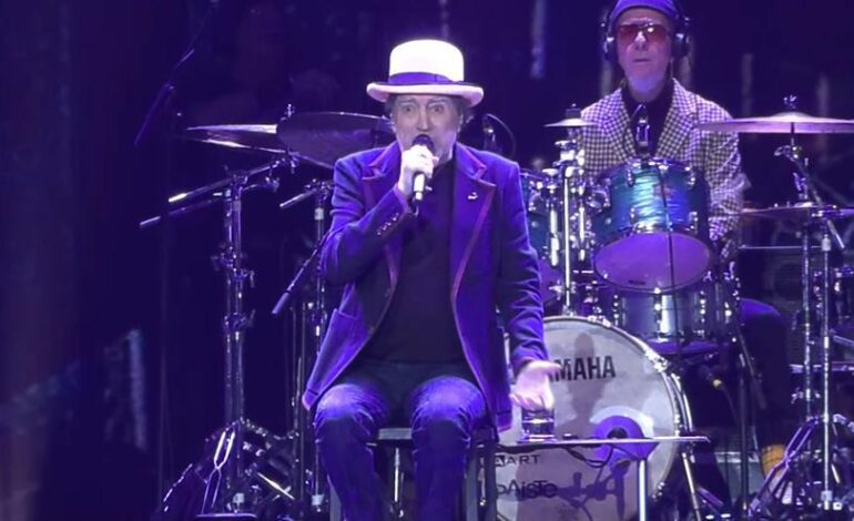 Sabina rinde homenaje a Madrid en su último concierto