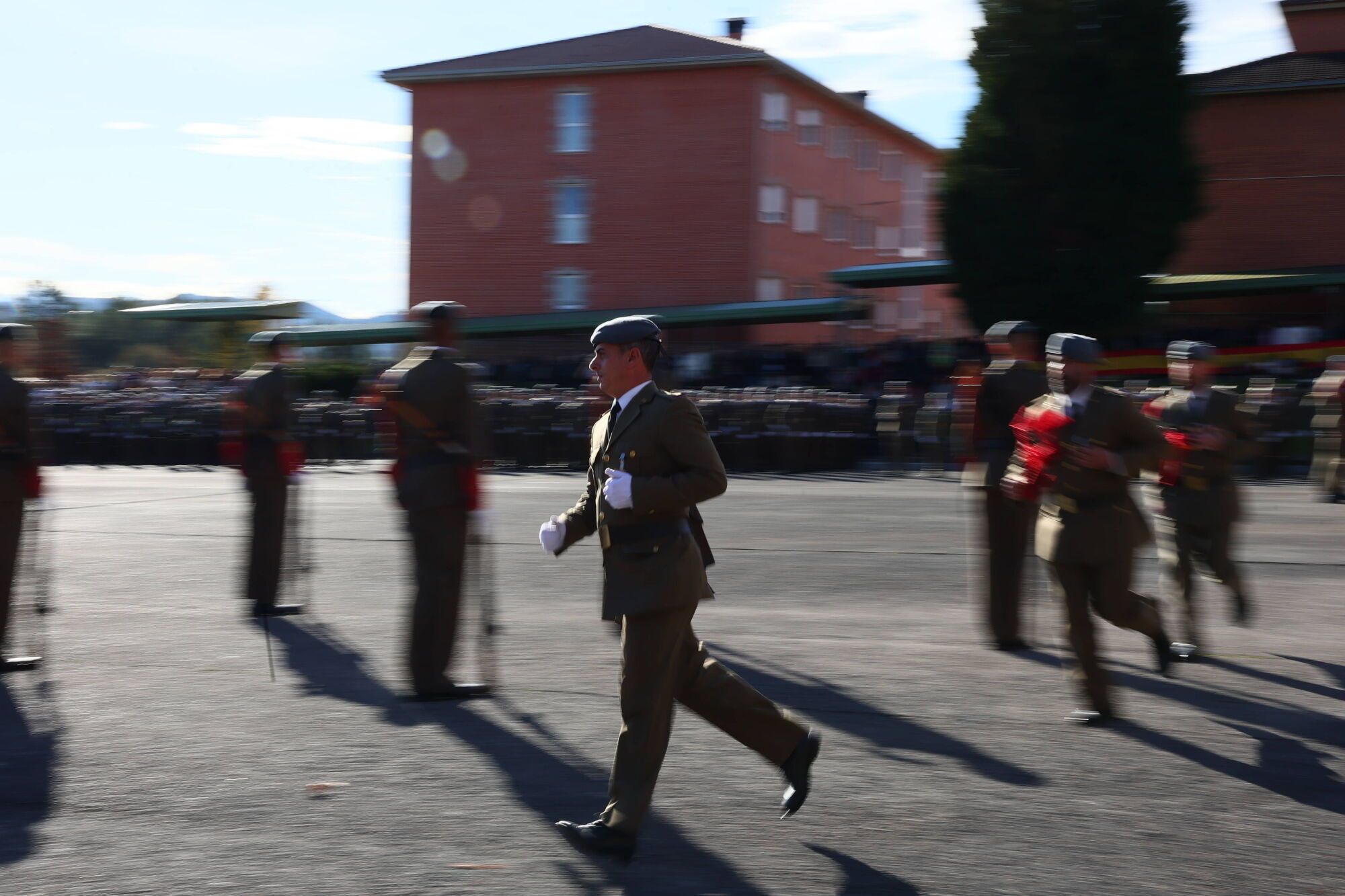 EN IMÁGENES: El acuartelamiento "Cabo Noval" se vistió esta mañana de gala para celebrar el día de la Inmaculada