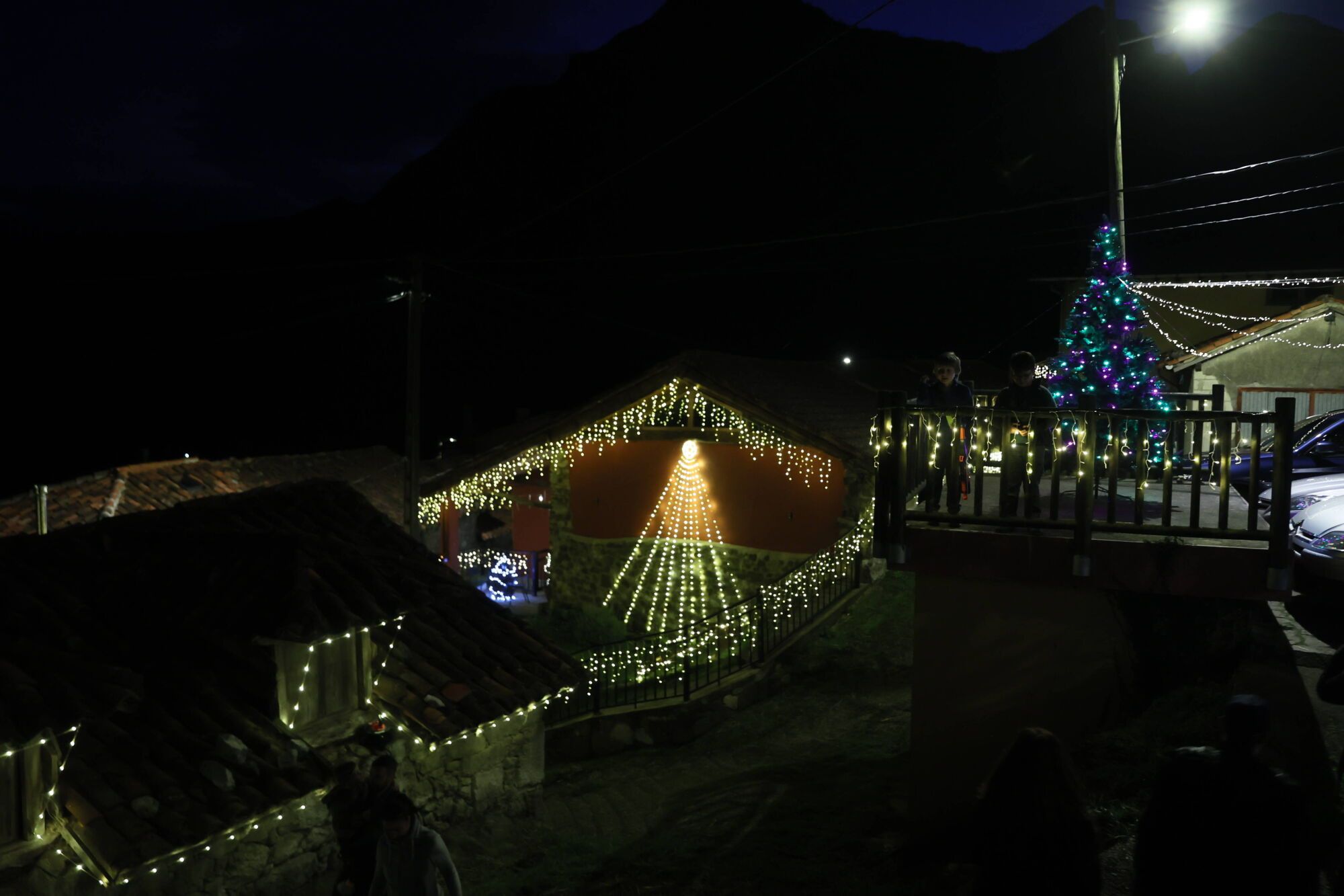 EN FOTOS: Así brilla Aciera, el pueblo asturiano más navideño del mundo