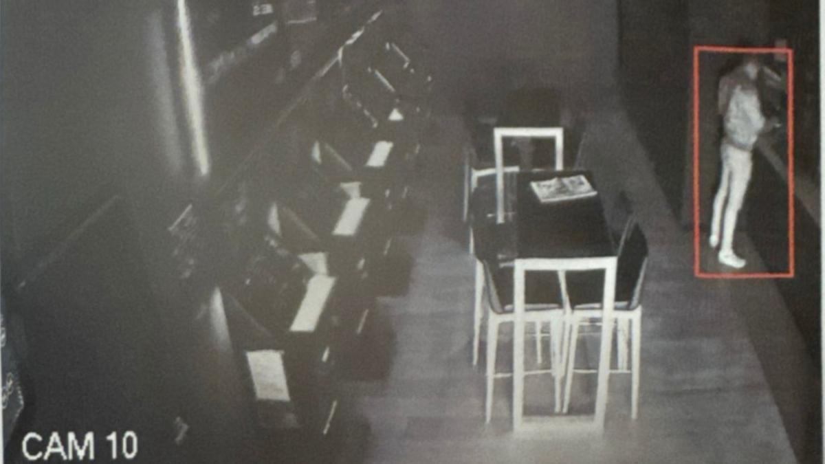 Tras el robo, uno de los acusados gastó dos mil euros con la tarjeta de crédito de la víctima en una sala de juegos de Móstoles (Madrid).