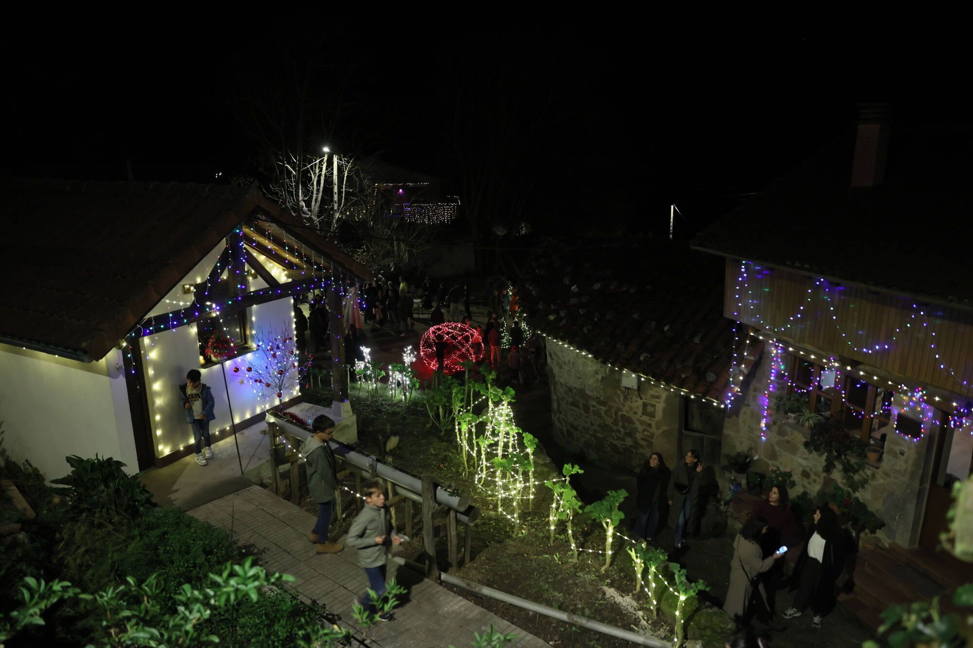EN FOTOS: Así brilla Aciera, el pueblo asturiano más navideño del mundo