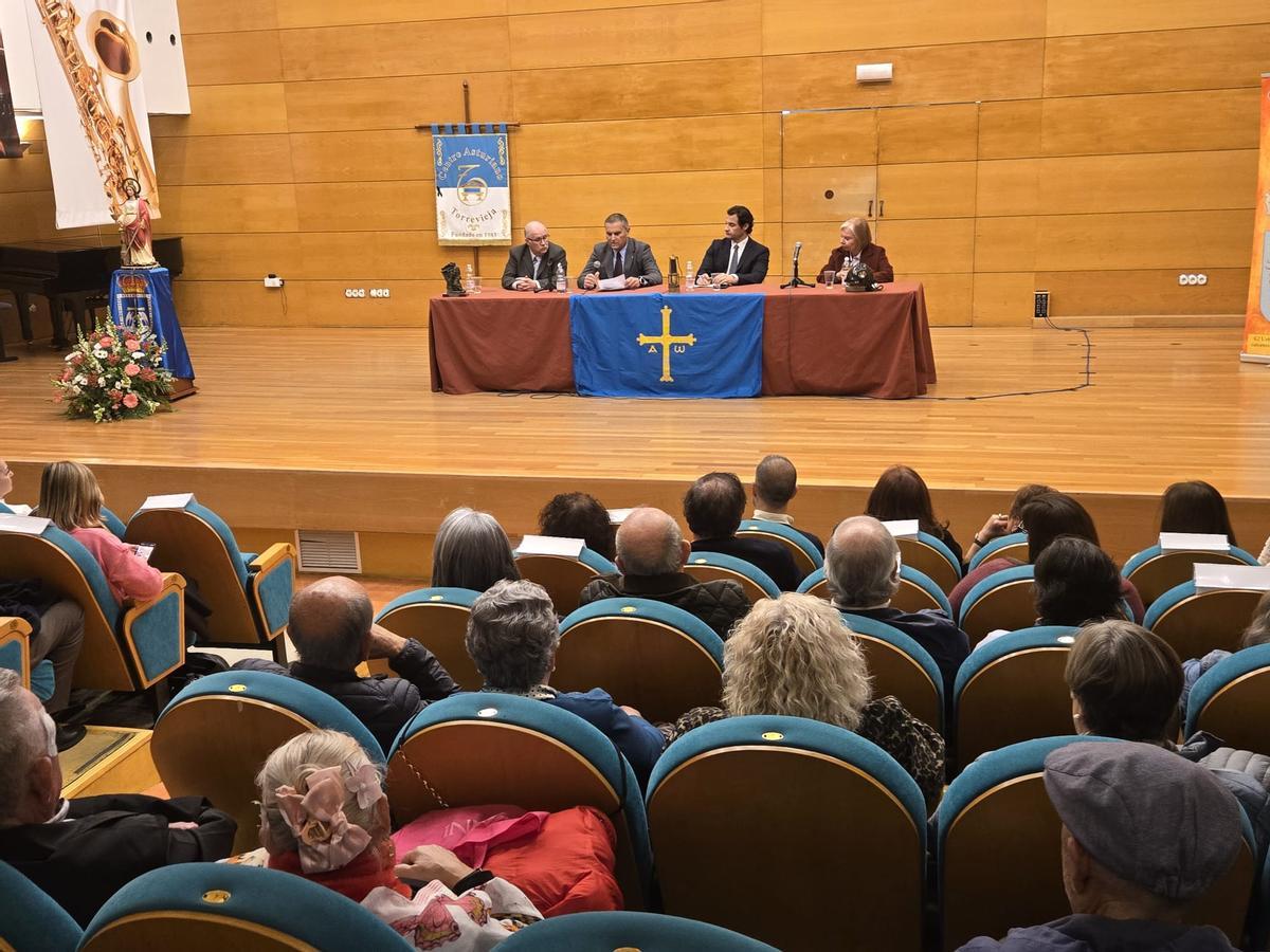 nrique Fernández Valdés, presidente del Centro Asturiano de Torrevieja; Mino García, alcalde de Morcín; Eduardo Dolón, alcalde de Torrevieja; y María Antonia Felgueroso, presidenta del Consejo de Comunidades Asturianas, durante la lectura del pregón de Santa Bárbara en el Palacio de la Música de Torrevieja.